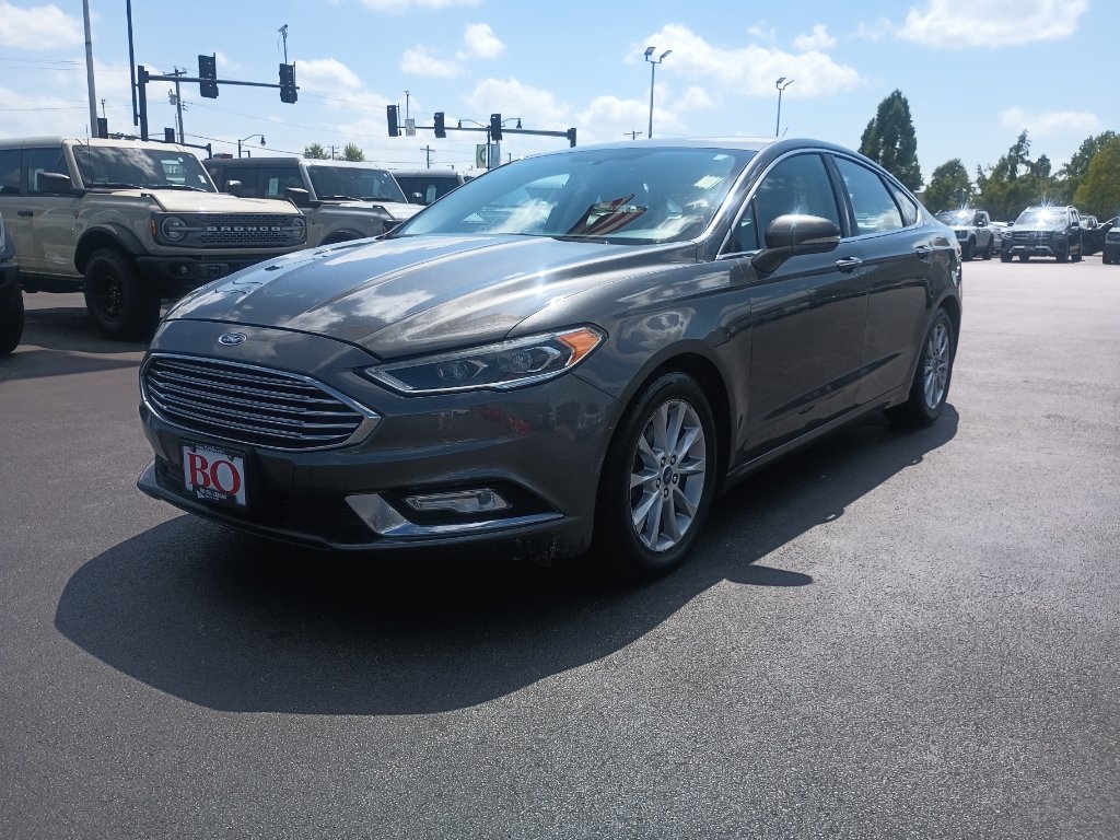Used 2017 Ford Fusion SE w/ Fusion SE Technology Package FWD image 3