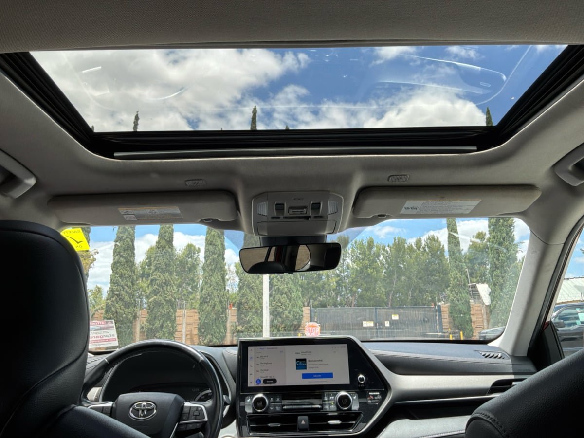 Used 2023 Toyota Highlander XLE FWD image 16