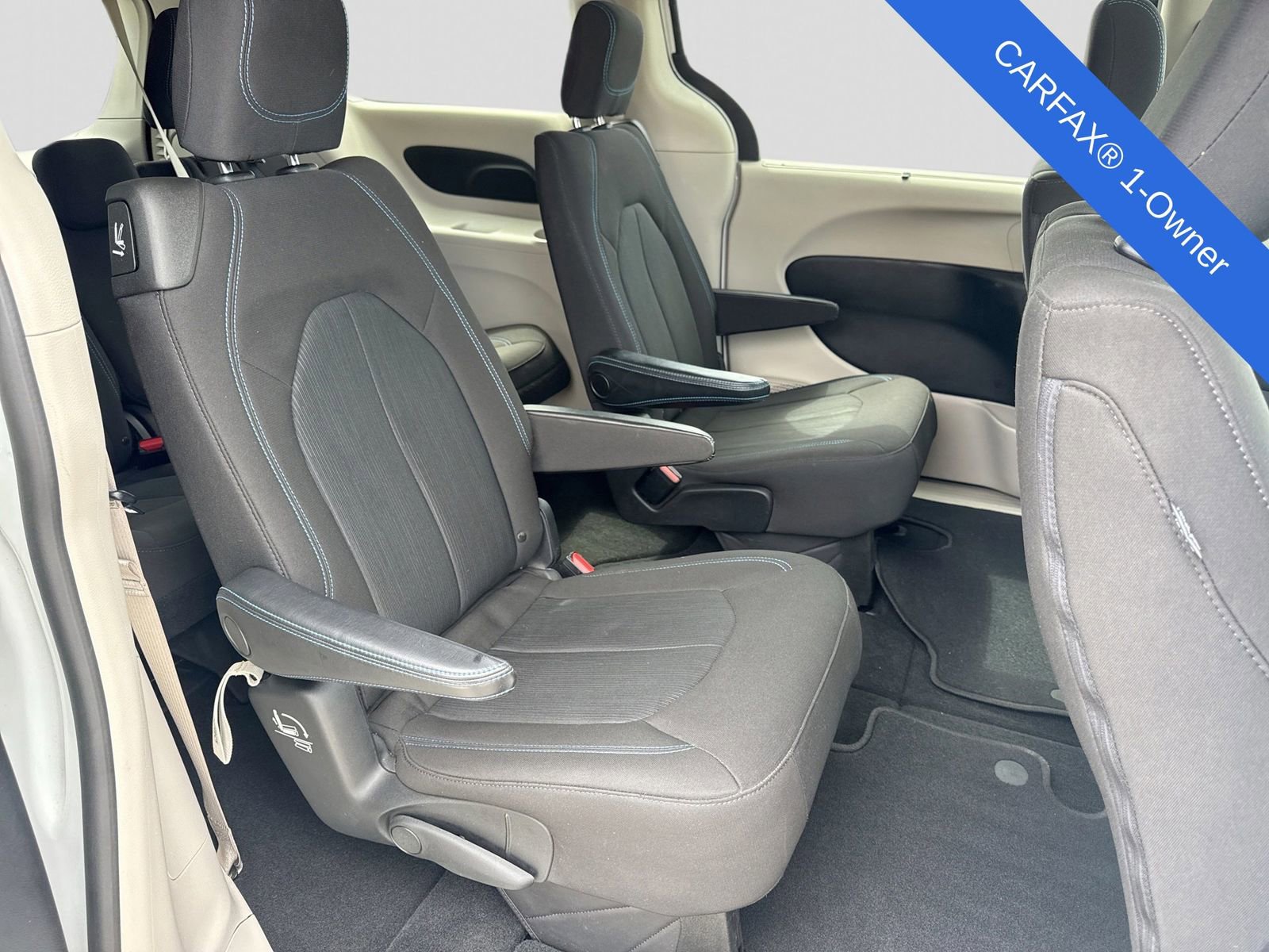 Used 2021 Chrysler Pacifica Touring w/ Cold Weather Group FWD image 23