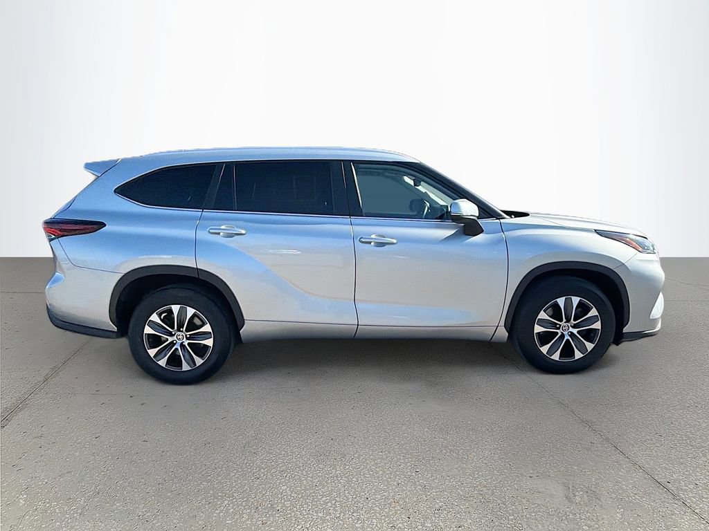 Used 2024 Toyota Highlander XLE image 2