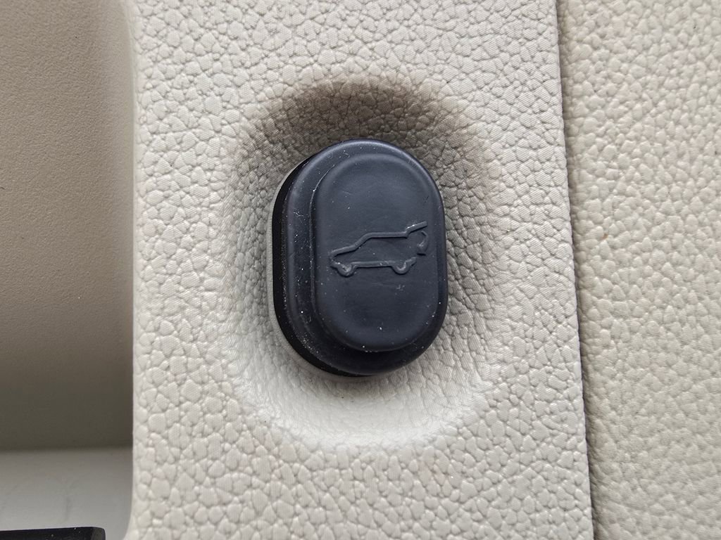 Used 2018 Cadillac Escalade Luxury image 18