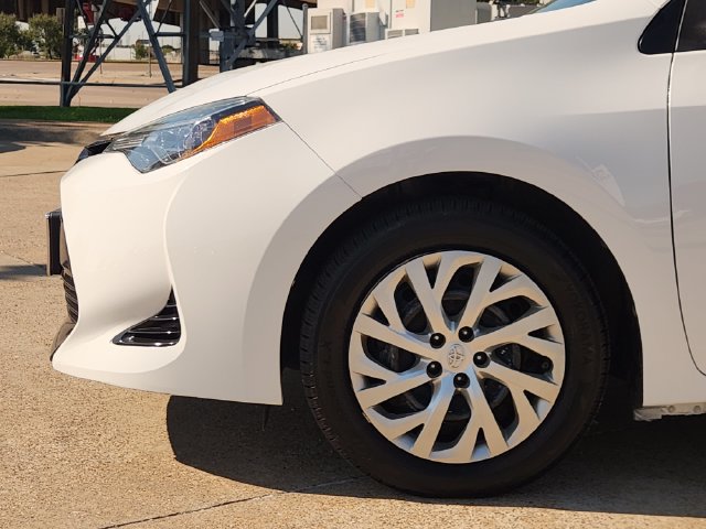 Used 2018 Toyota Corolla LE FWD image 5