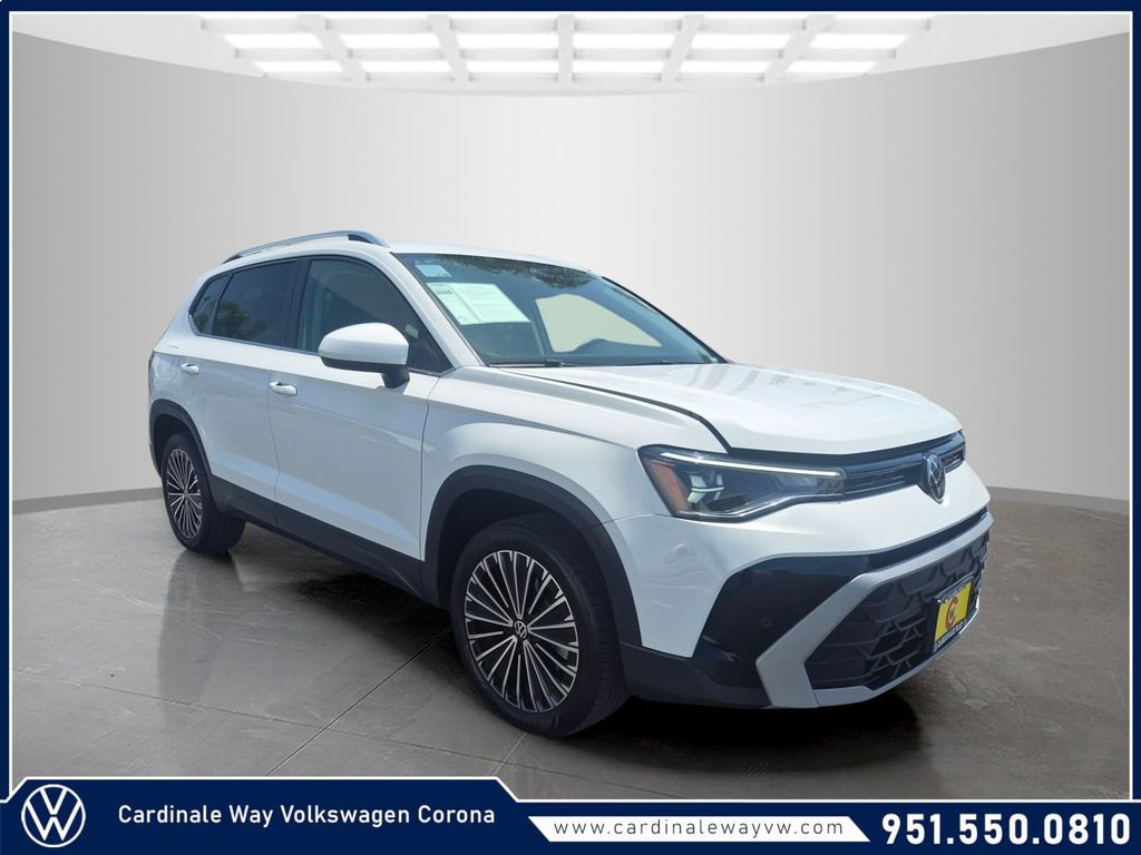 Used 2025 Volkswagen Taos SE FWD image 1