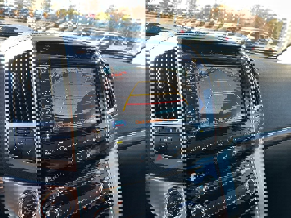 Used 2015 Toyota Land Cruiser image 13