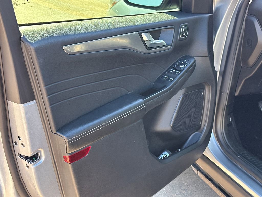 Used 2022 Ford Escape Titanium image 10