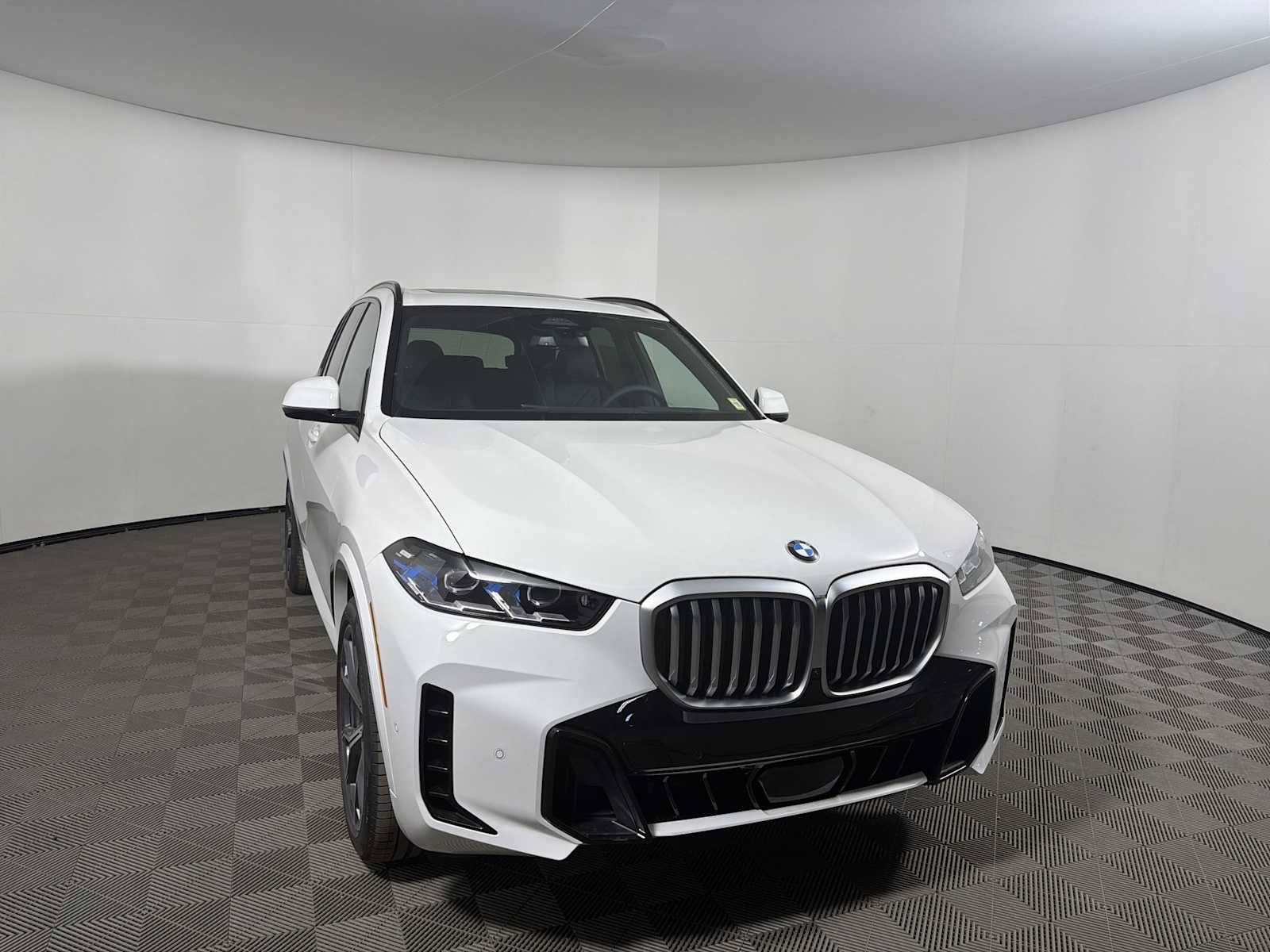 New 2026 BMW X5 xDrive40i w/ M Sport Package AWD/4WD image 6