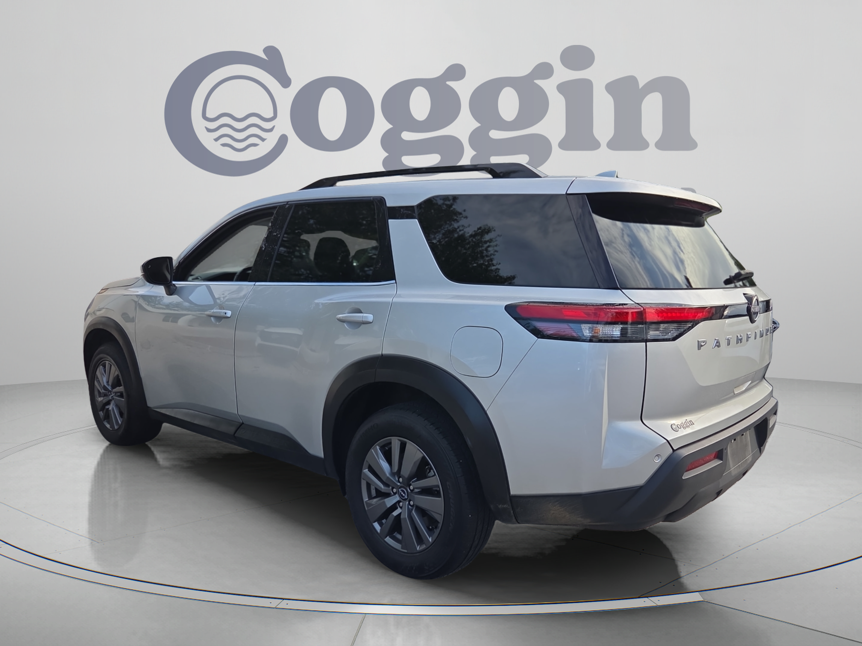 Used 2025 Nissan Pathfinder SV FWD image 3
