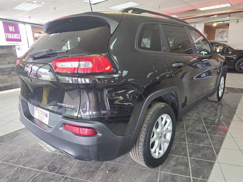 Used 2016 Jeep Cherokee Sport FWD image 4