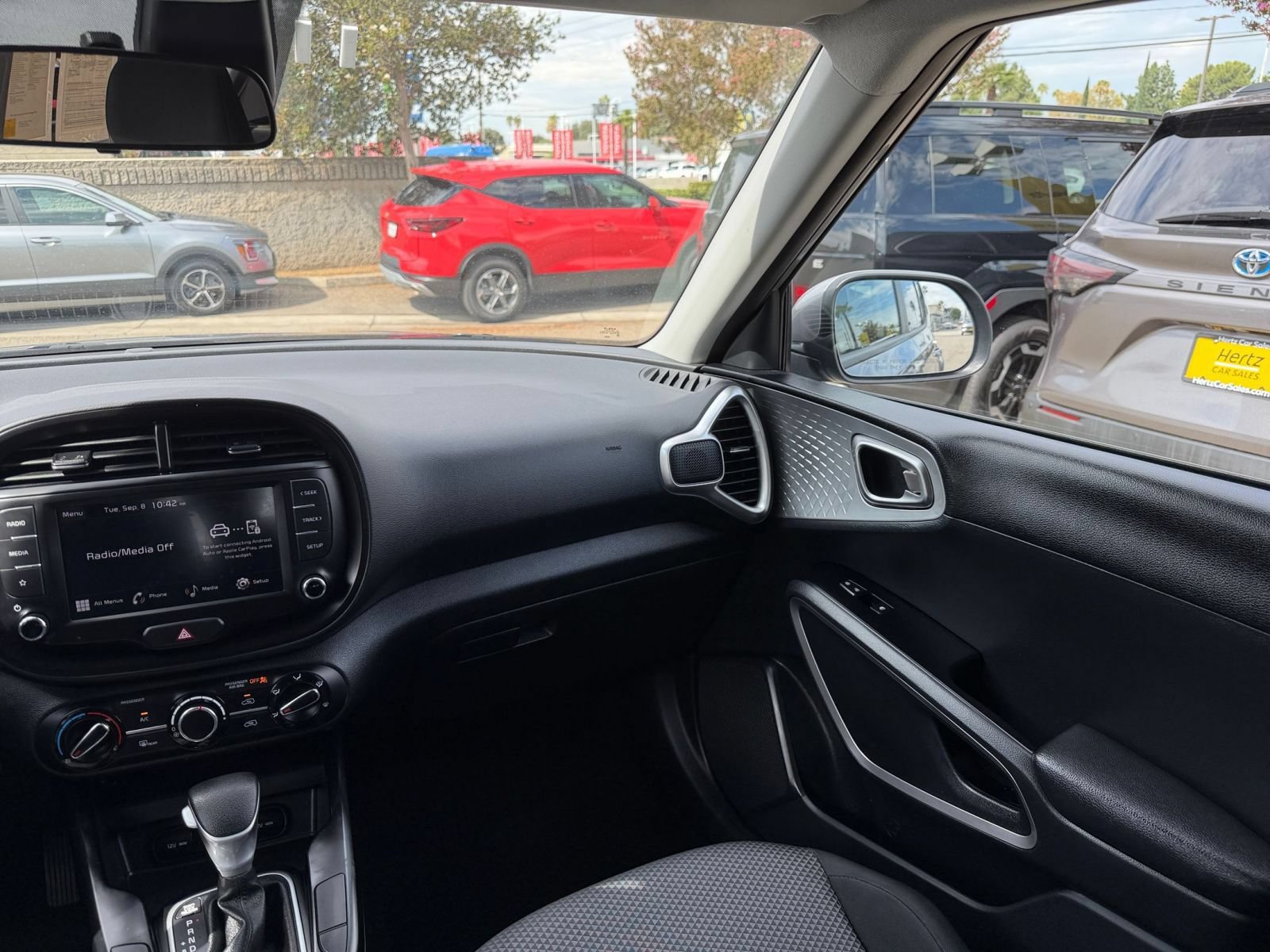 Used 2025 Kia Soul LX w/ LX Technology Package FWD image 32