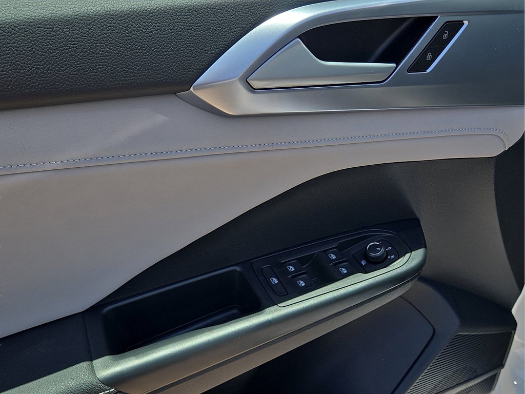 New 2026 Volkswagen Taos SE FWD image 17