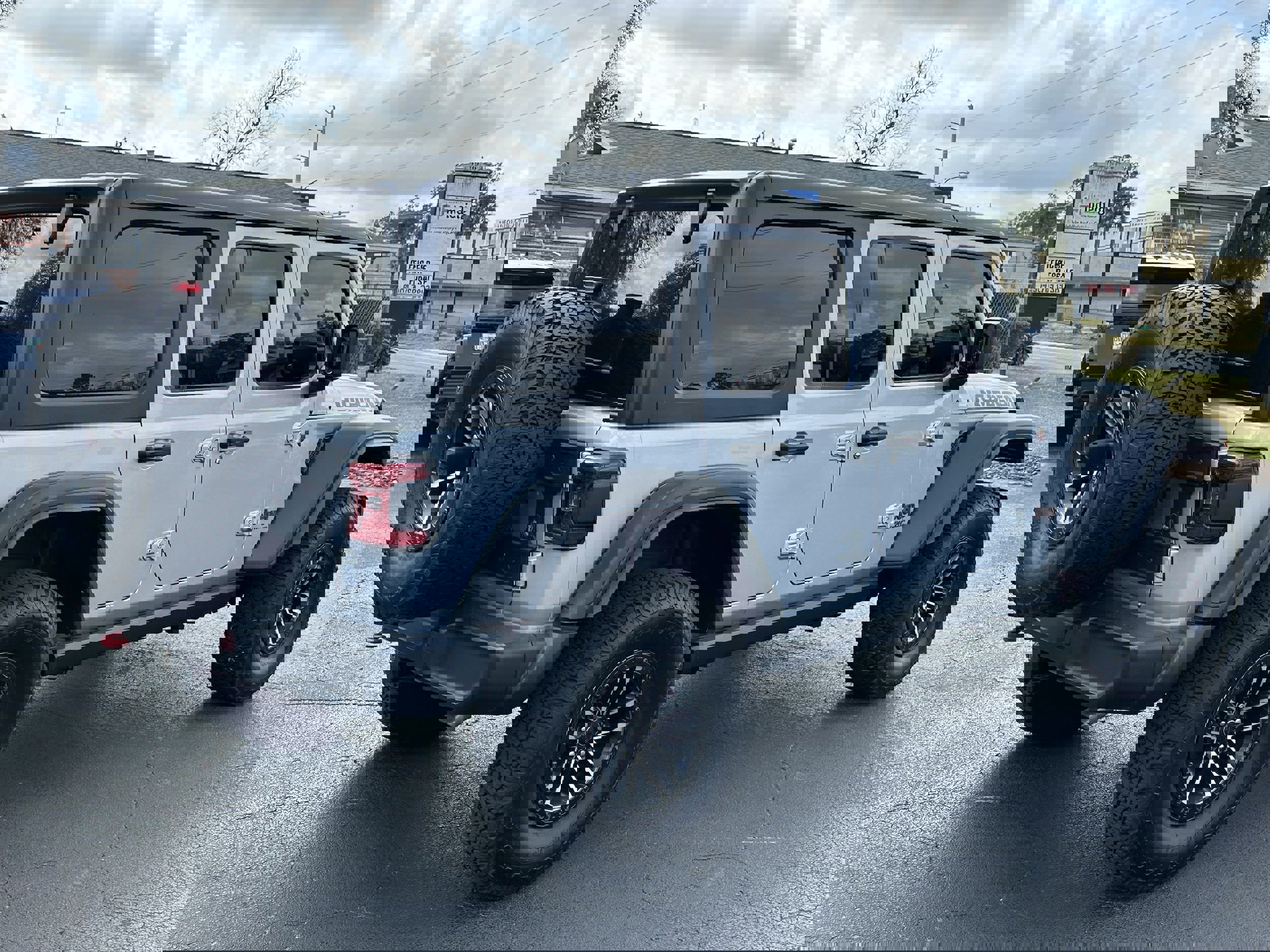 Used 2024 Jeep Wrangler Unlimited Rubicon w/ XTREMEE 35" Tire Package image 5