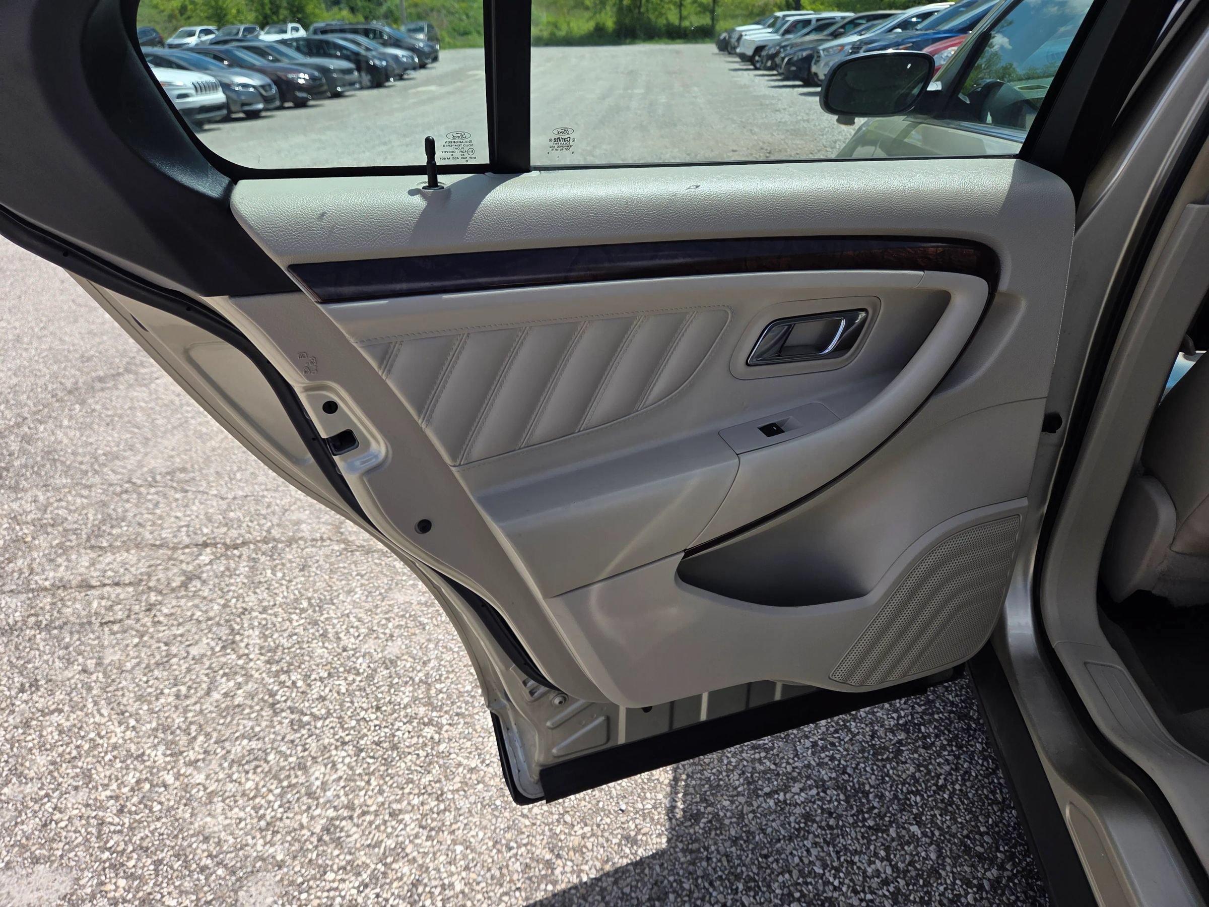Used 2010 Ford Taurus Limited AWD/4WD image 19