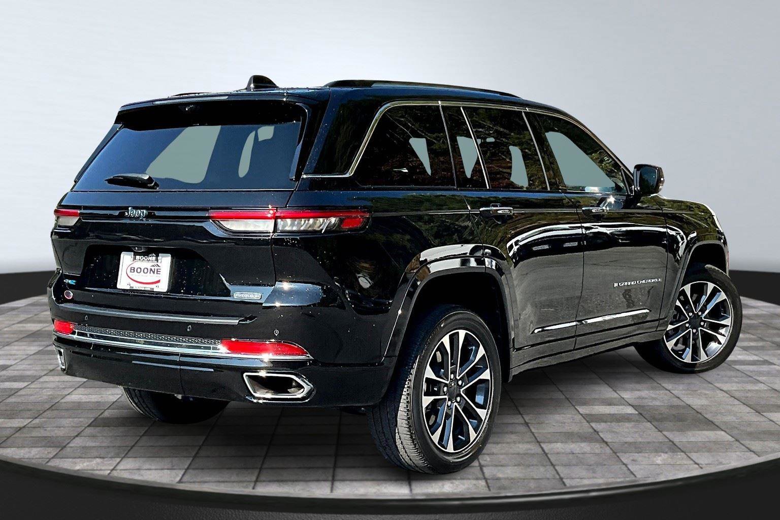 Used 2024 Jeep Grand Cherokee Overland w/ Luxury Tech Group IV image 14