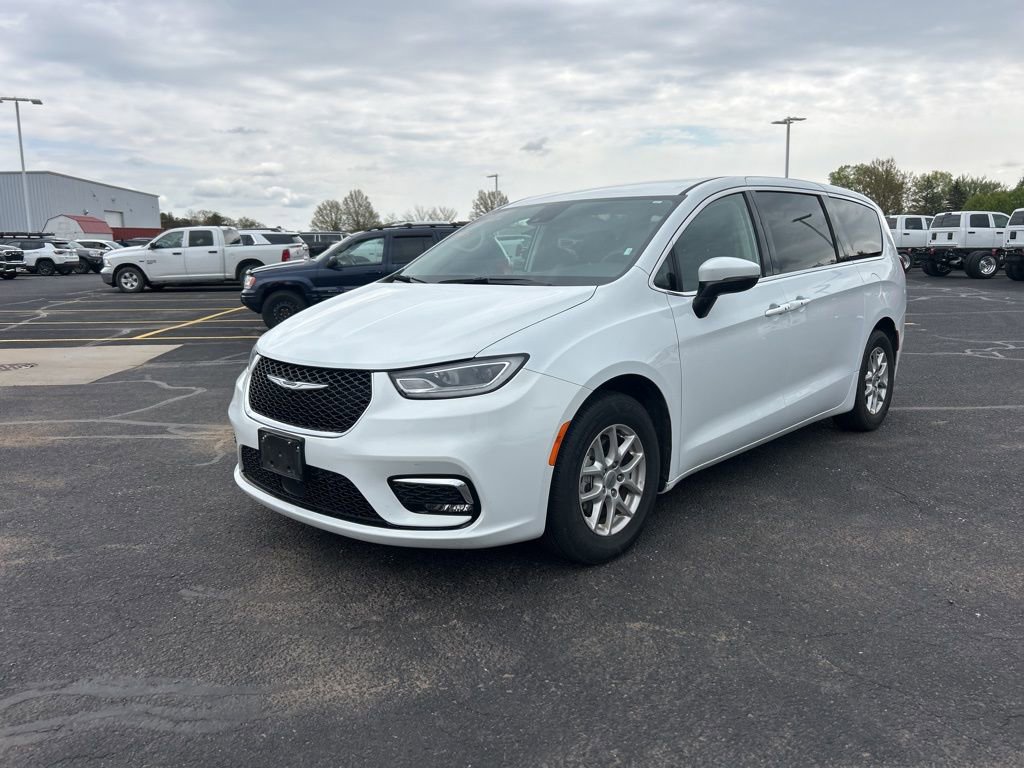 Used 2023 Chrysler Pacifica Touring-L FWD image 5