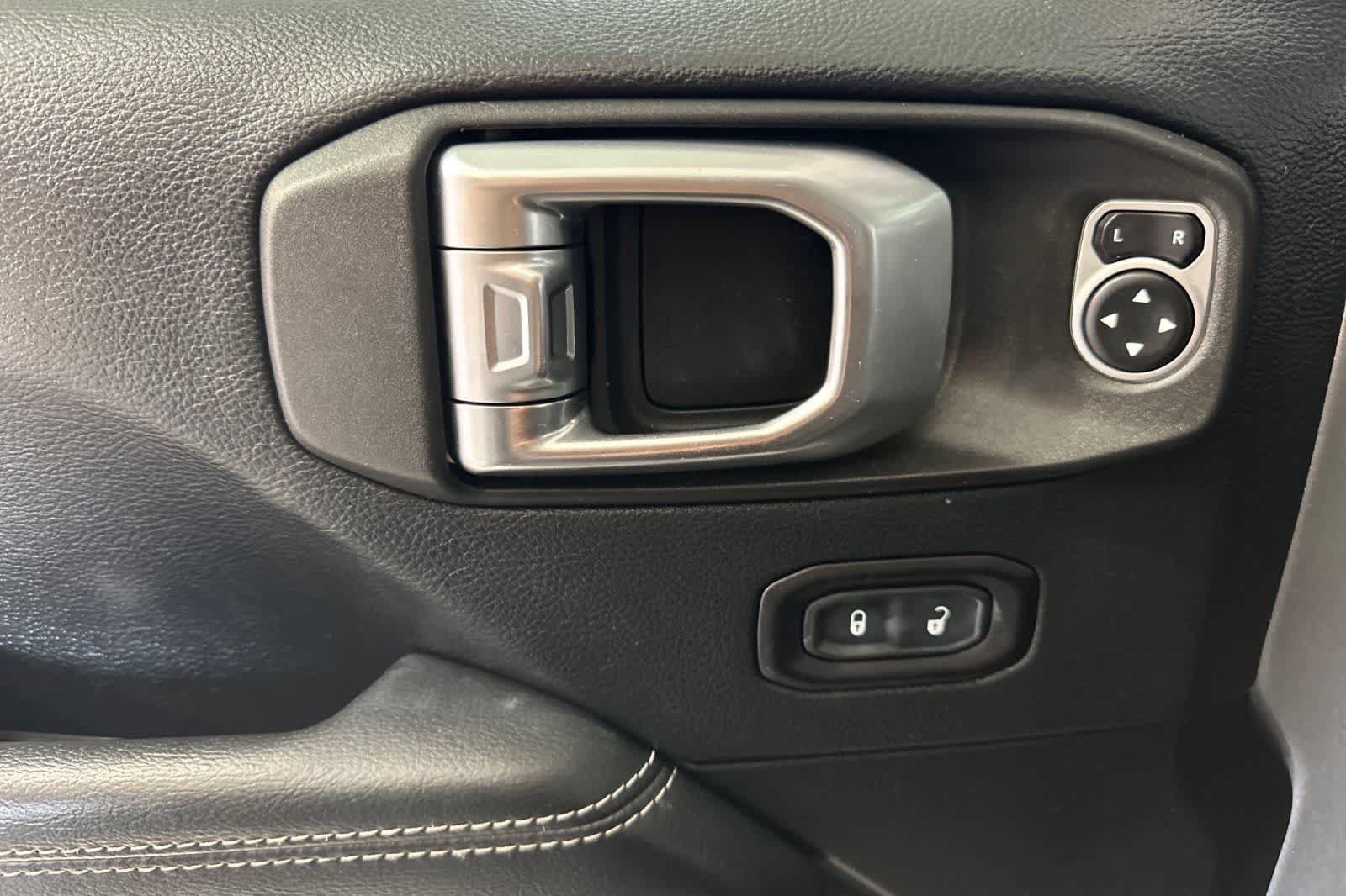 Used 2018 Jeep Wrangler Unlimited Sahara AWD/4WD image 13