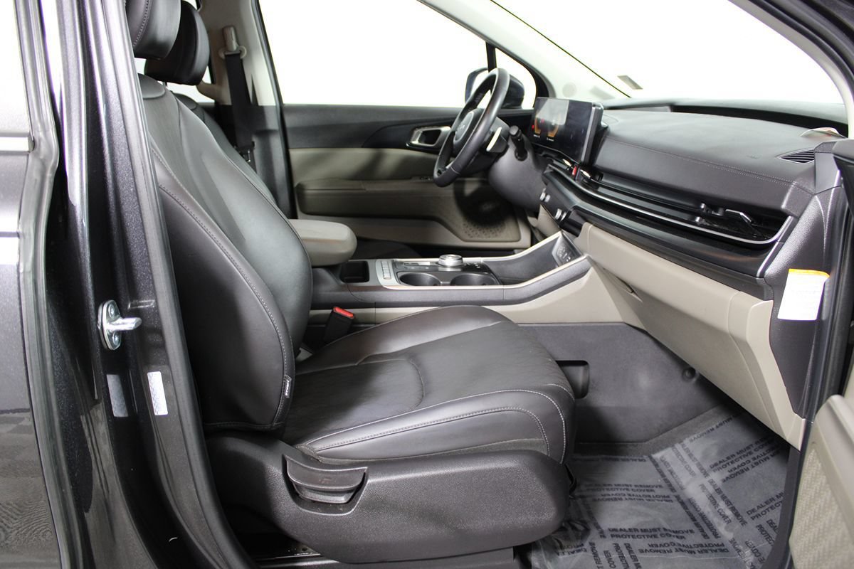 Used 2026 Kia Carnival LXS FWD image 35