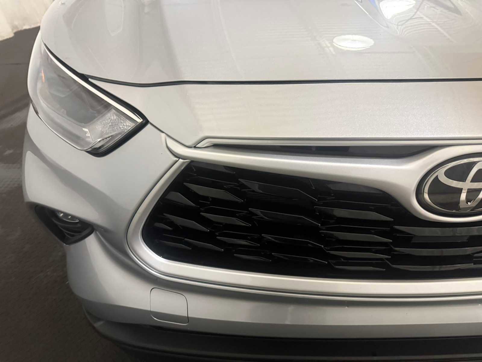 Used 2023 Toyota Highlander LE AWD/4WD image 4