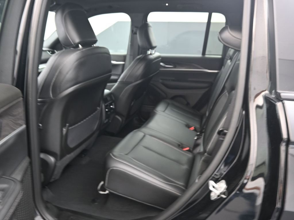 Used 2025 Jeep Grand Cherokee Limited w/ Black Appearance Package image 16