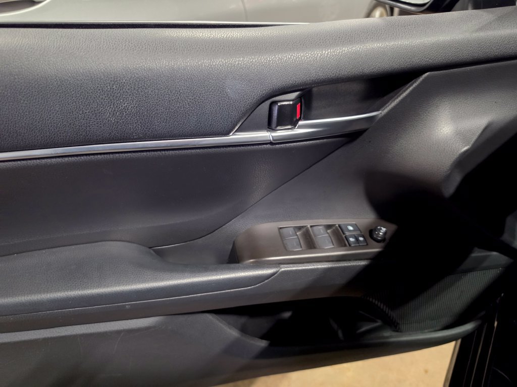 Used 2021 Toyota Camry SE w/ Cold Weather Package FWD image 5