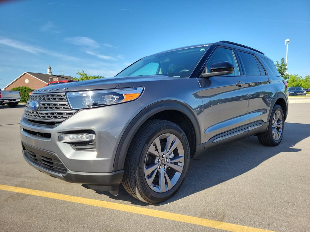 Used 2024 Ford Explorer XLT w/ Equipment Group 202A AWD/4WD image 2