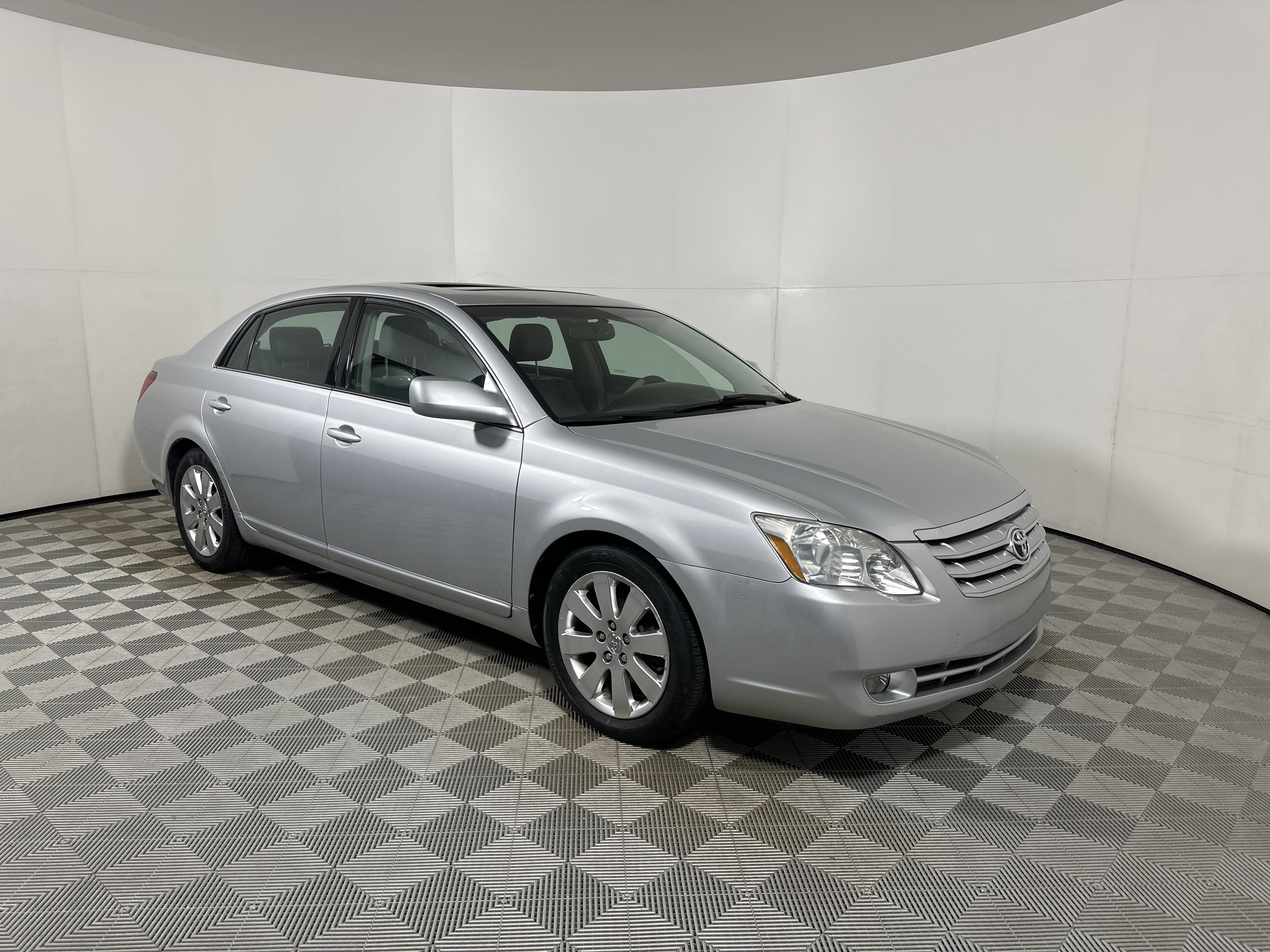 Used 2006 Toyota Avalon XLS image 1