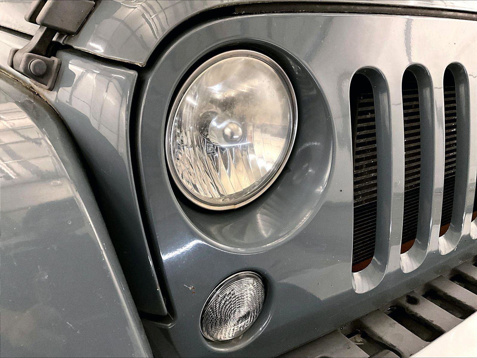 Used 2014 Jeep Wrangler Sahara w/ Dual Top Group image 28