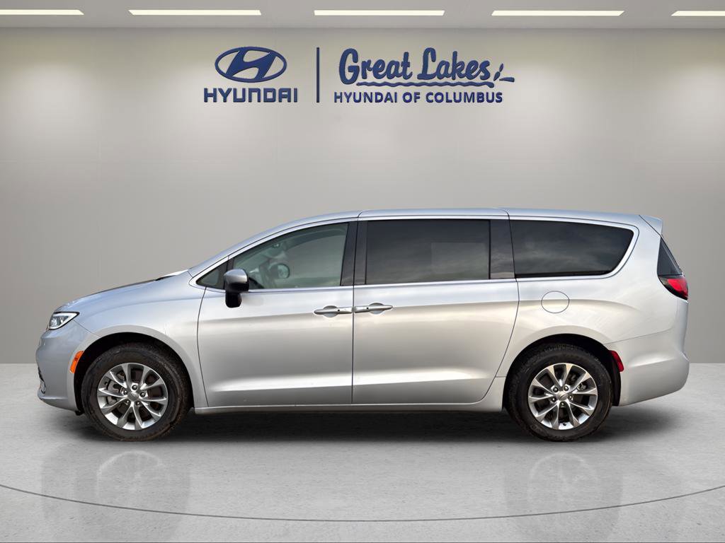 Used 2023 Chrysler Pacifica Touring-L image 2