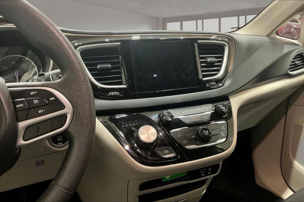 Used 2018 Chrysler Pacifica Touring Plus image 6