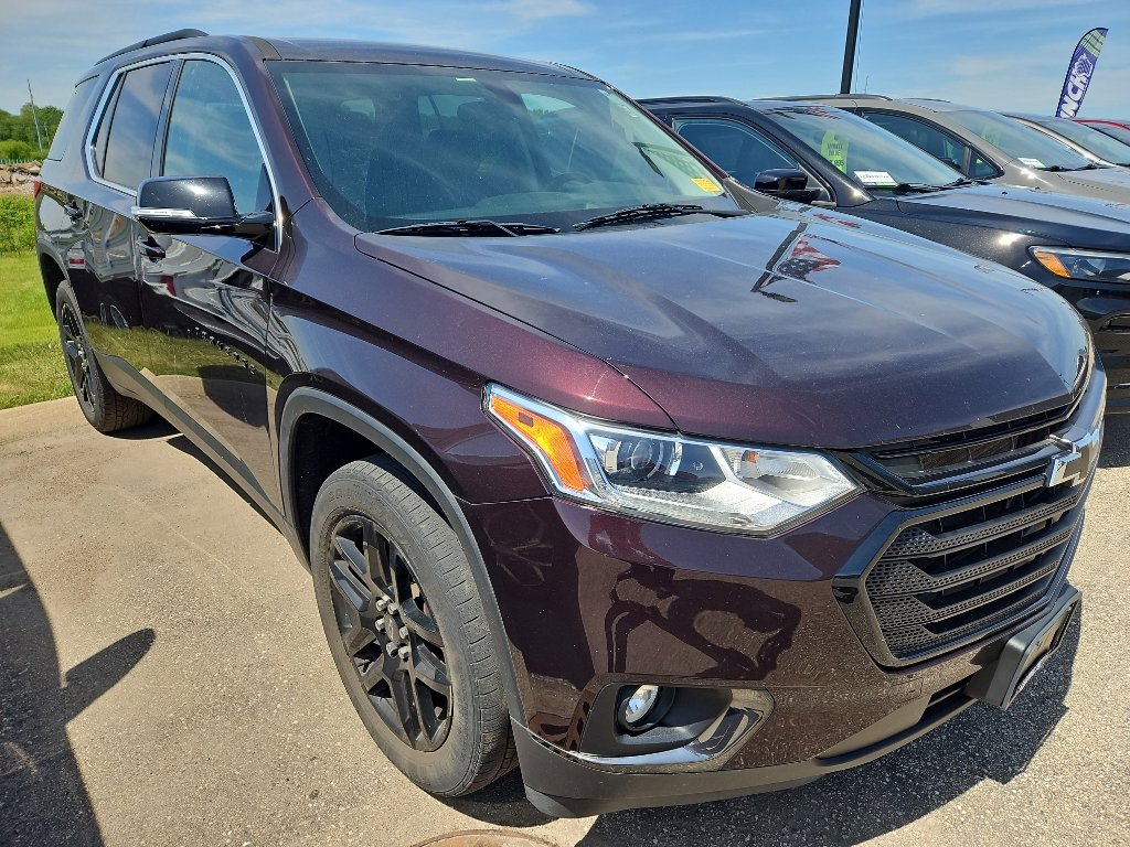 Used 2020 Chevrolet Traverse LT w/ LPO, Blackout Package FWD image 3