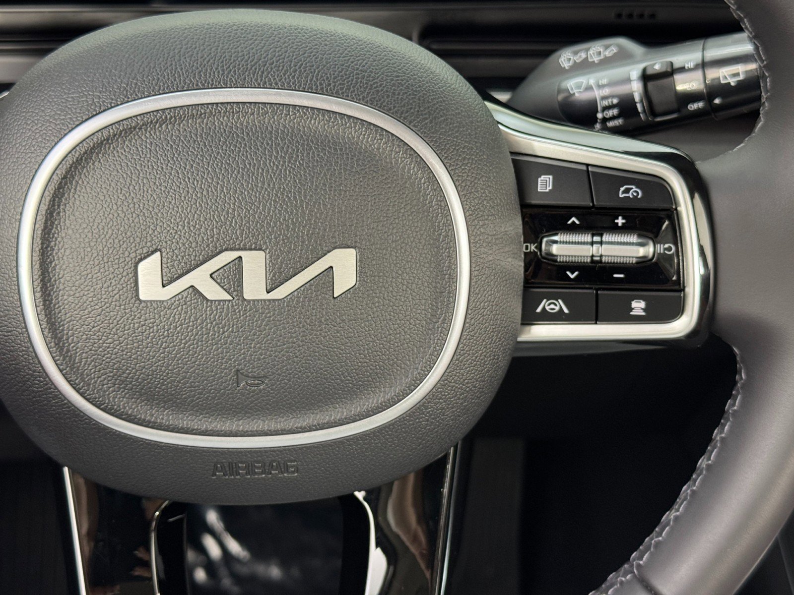 Used 2025 Kia Carnival EX FWD image 22