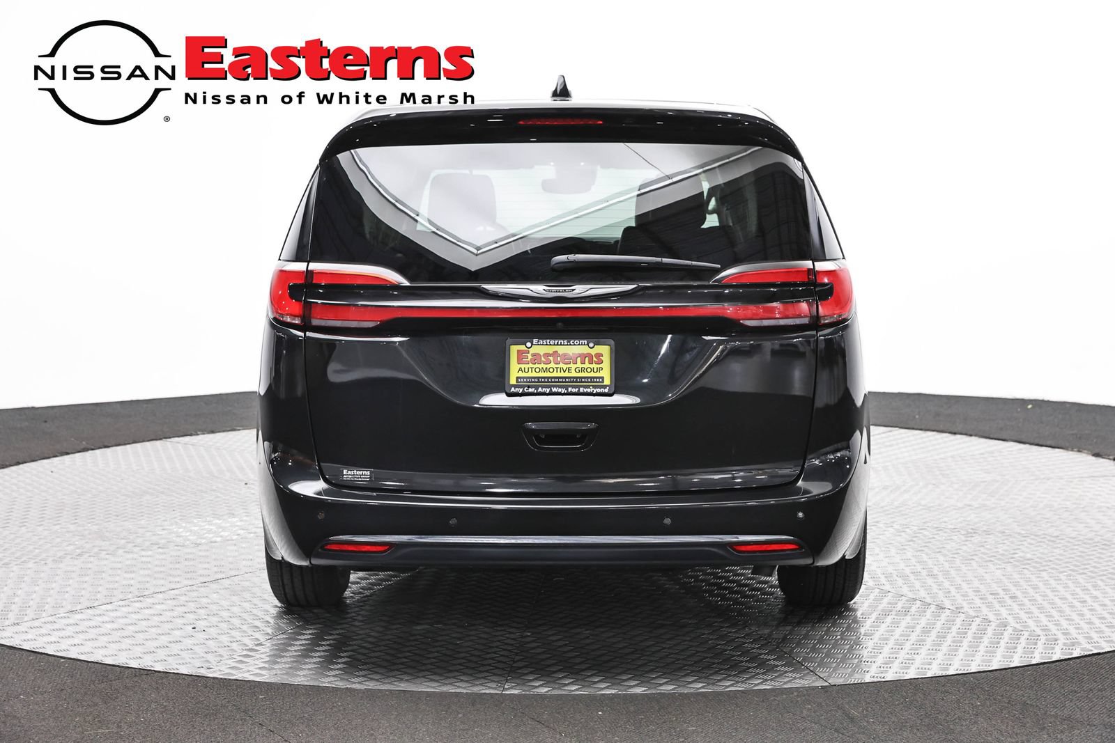 Used 2023 Chrysler Pacifica Touring-L FWD image 6