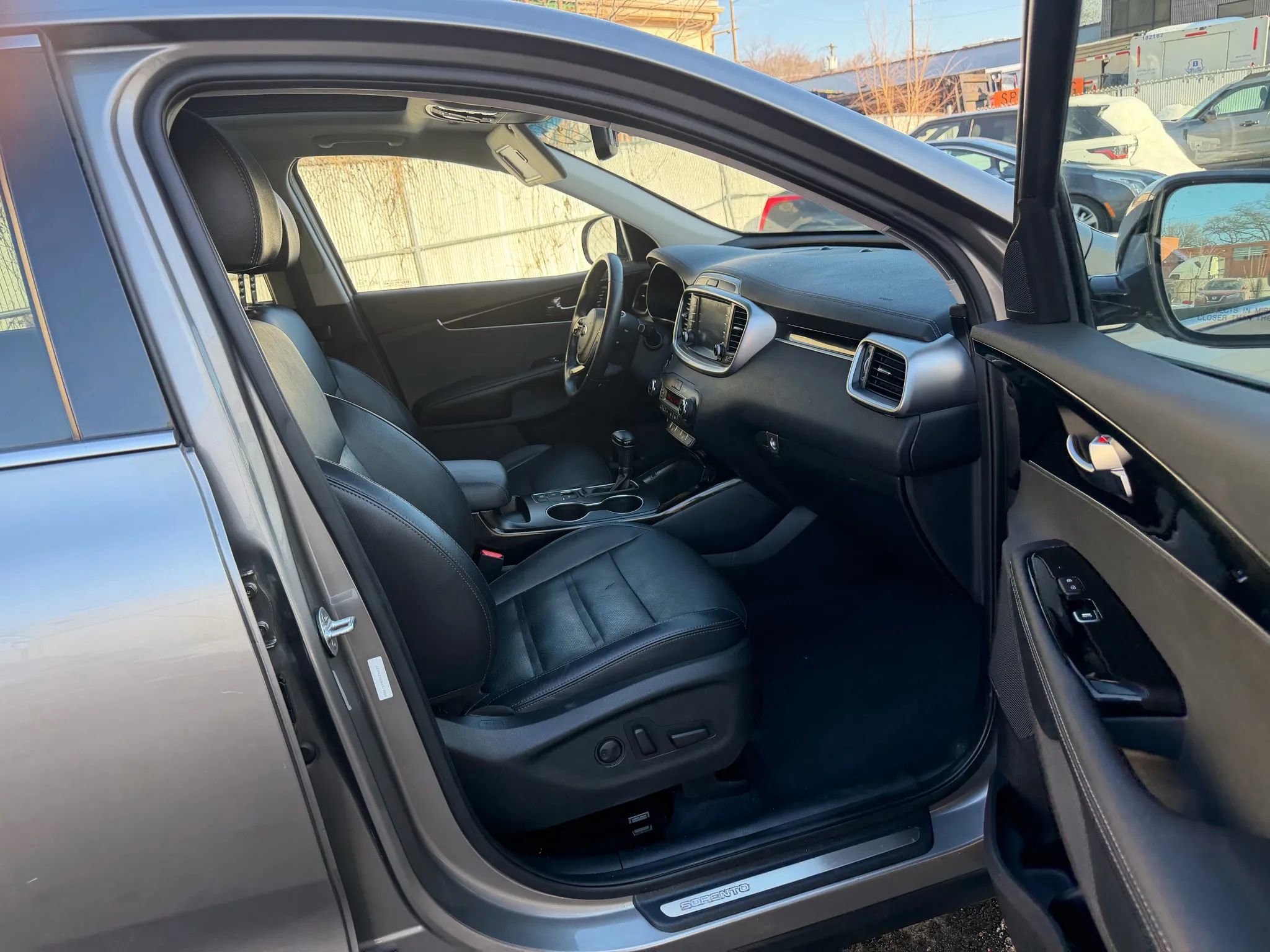Used 2019 Kia Sorento SX image 29