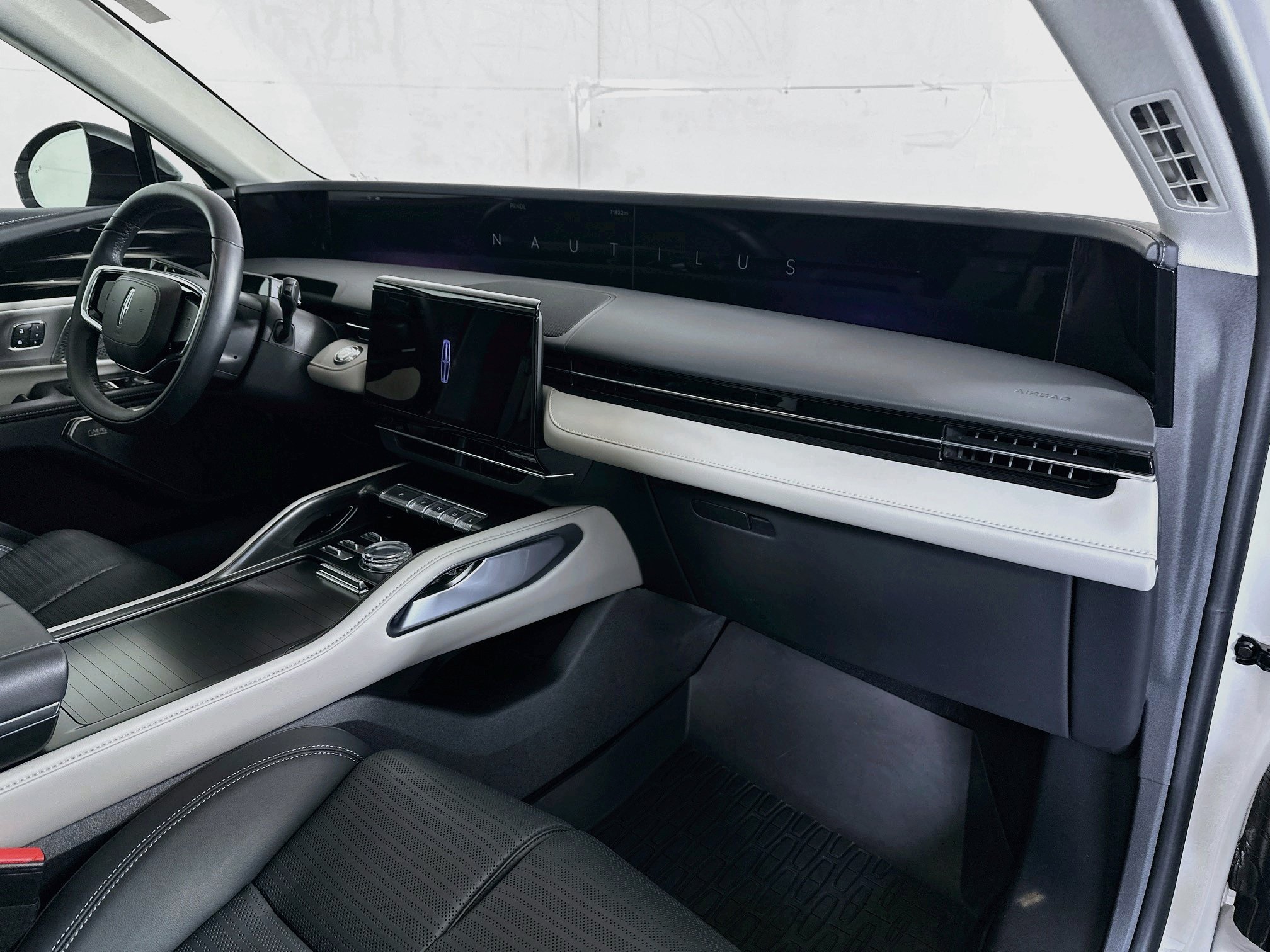 Used 2025 Lincoln Nautilus Reserve AWD/4WD image 28