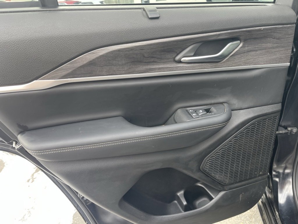 Used 2024 Jeep Grand Cherokee Limited w/ Luxury Tech Group II image 17