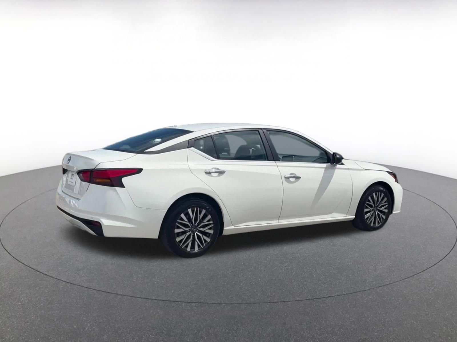 Used 2025 Nissan Altima 2.5 SV FWD image 15