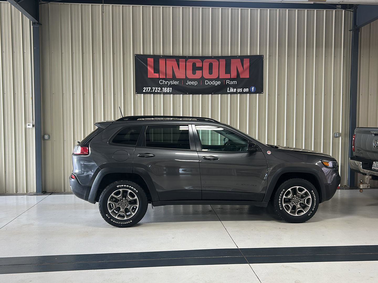 Used 2022 Jeep Cherokee Trailhawk w/ Sun, Sound & Nav Group AWD/4WD image 2
