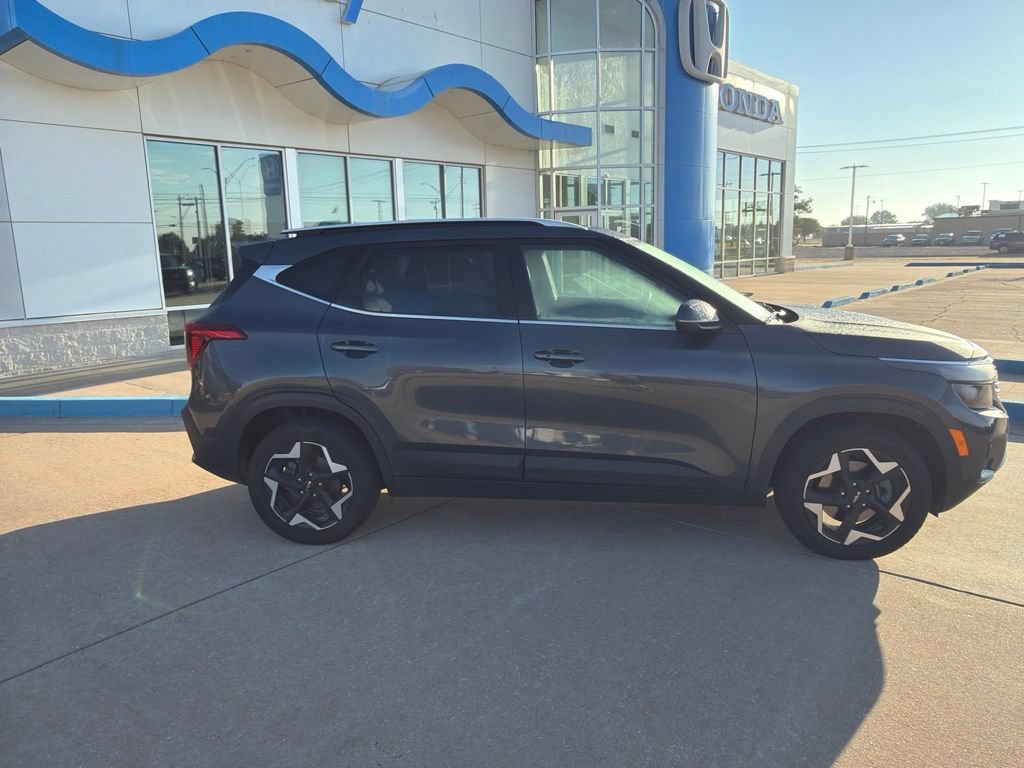 Used 2024 Kia Seltos EX AWD/4WD image 2