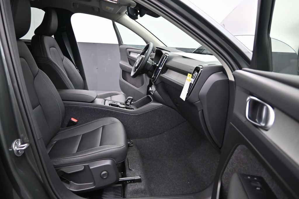 New 2026 Volvo XC40 B4 Core w/ Protection Package Premier FWD image 15