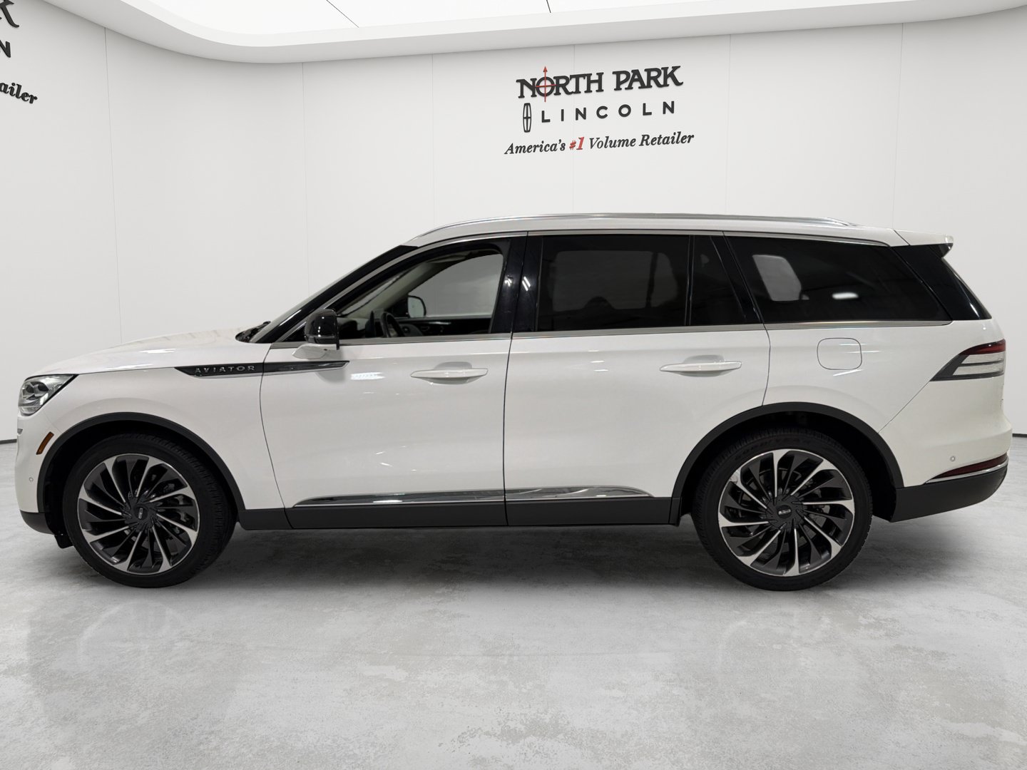 Used 2020 Lincoln Aviator Reserve w/ Equipment Group 202A AWD/4WD image 2