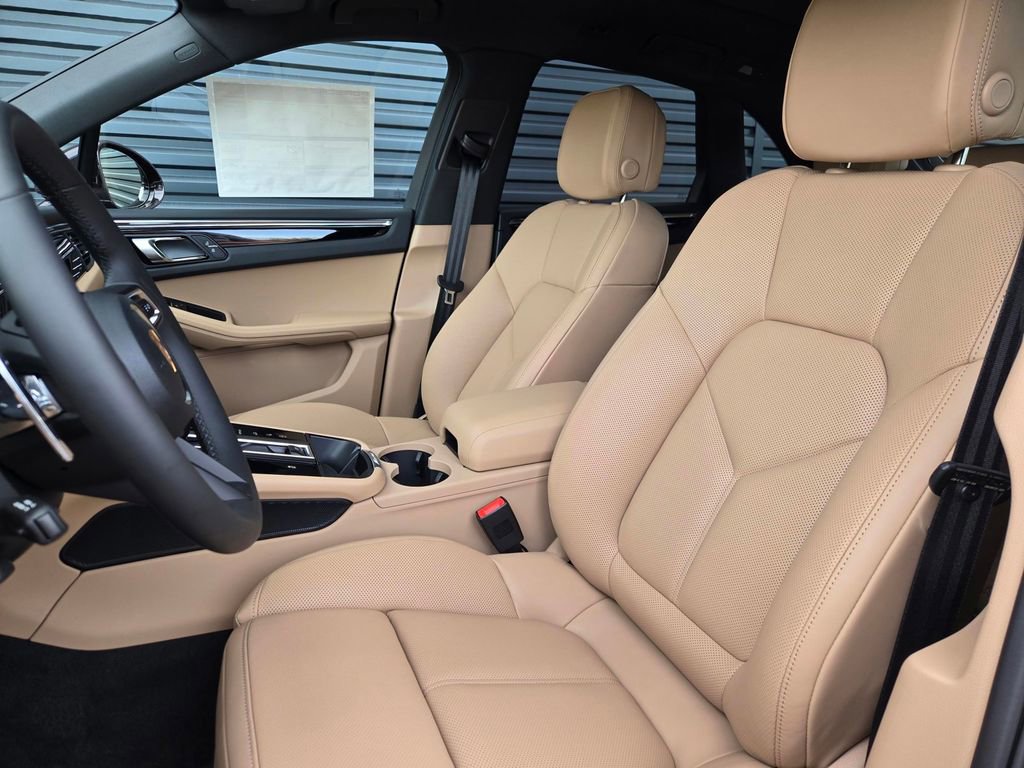 New 2026 Porsche Macan AWD/4WD image 5
