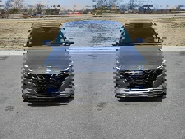 Used 2023 Hyundai Elantra SEL w/ Convenience Package image 2