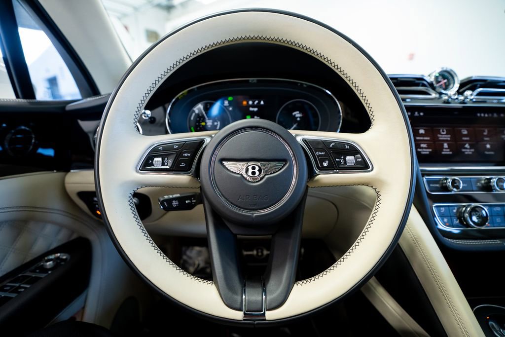 Used 2021 Bentley Bentayga Plug-In Hybrid image 36