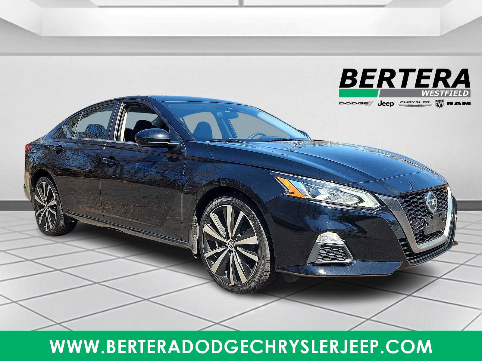 Used 2021 Nissan Altima 2.5 SR image 1