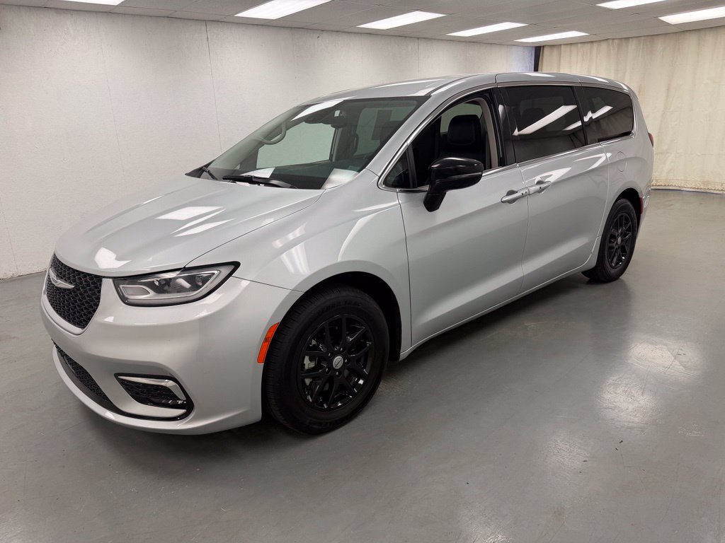 Used 2024 Chrysler Pacifica Touring-L FWD image 1