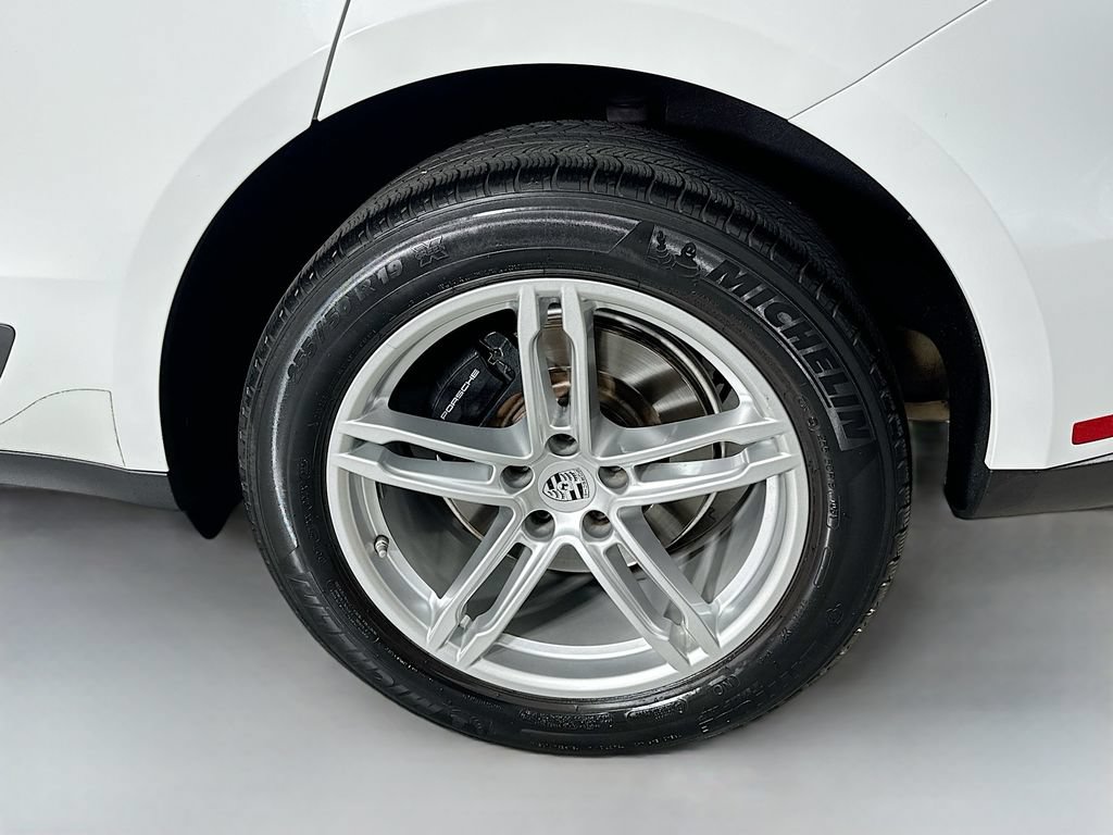 Certified 2022 Porsche Macan AWD/4WD image 34
