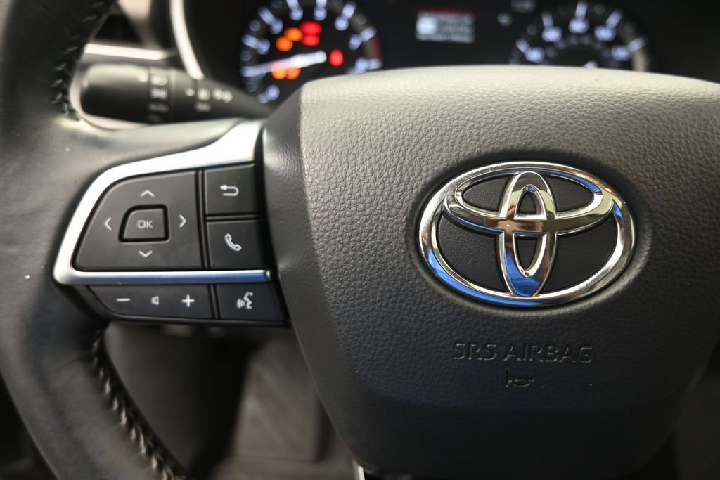 Used 2020 Toyota Highlander XLE FWD image 14