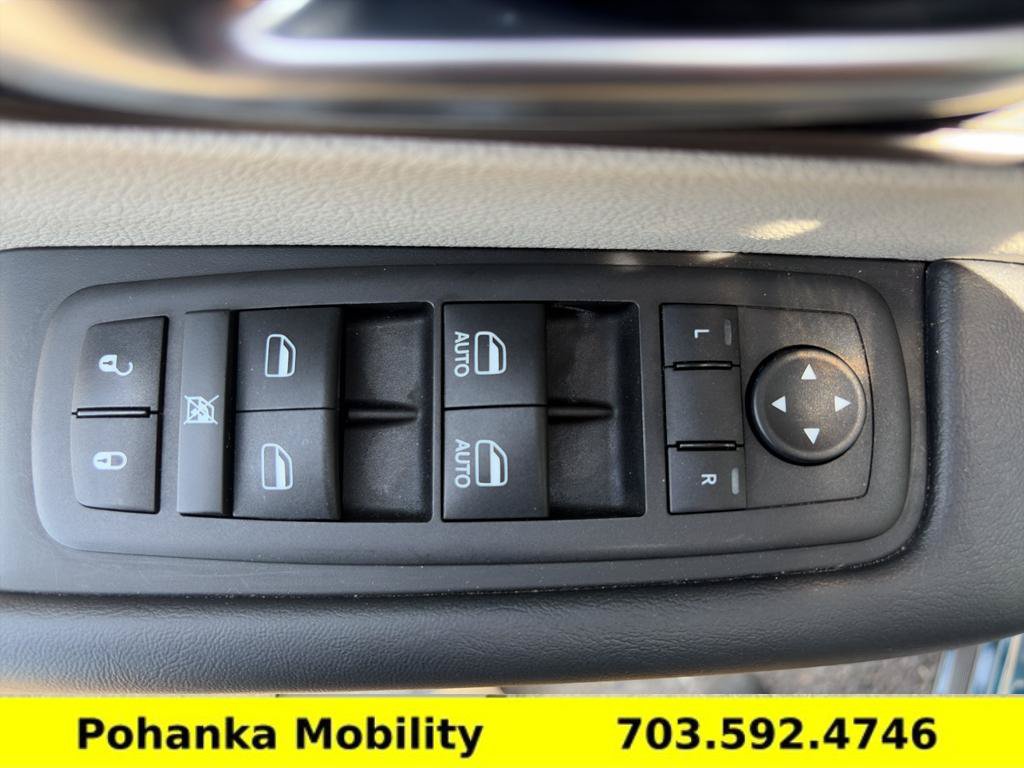 Used 2023 Chrysler Pacifica Touring-L FWD image 23