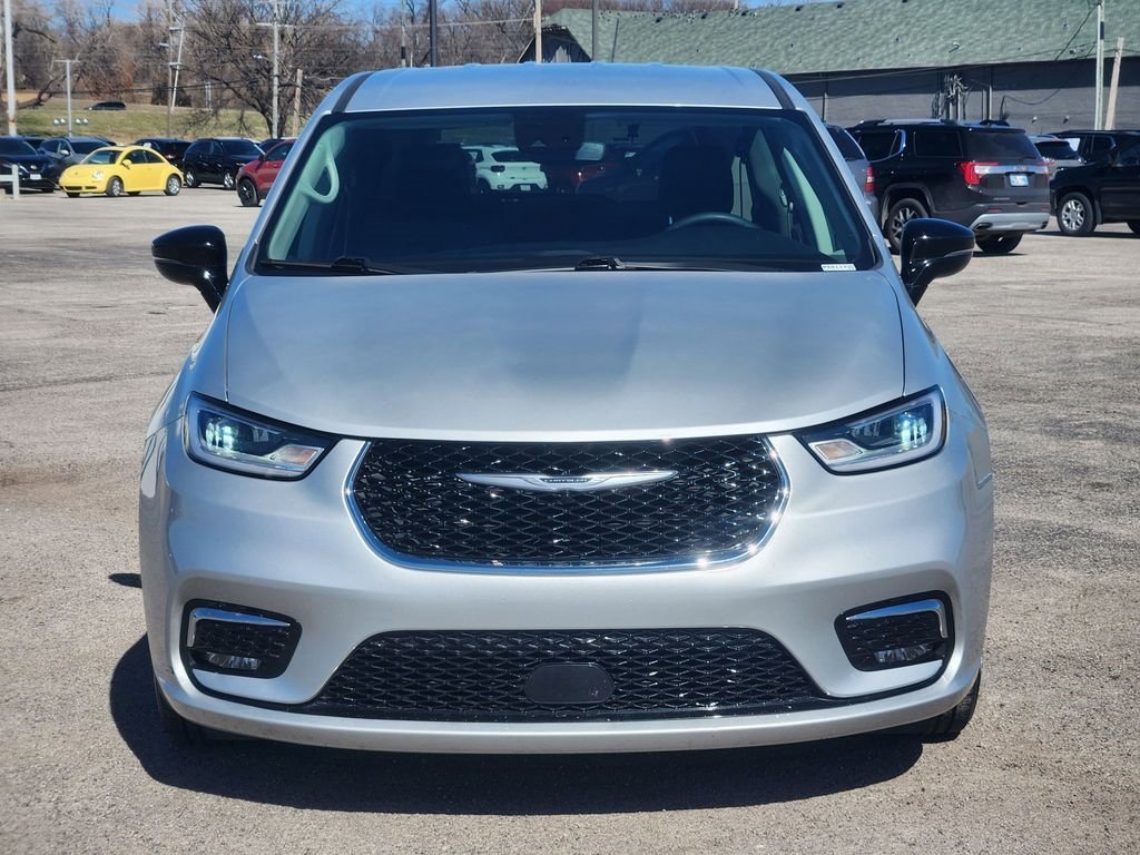 Used 2024 Chrysler Pacifica Touring-L image 2
