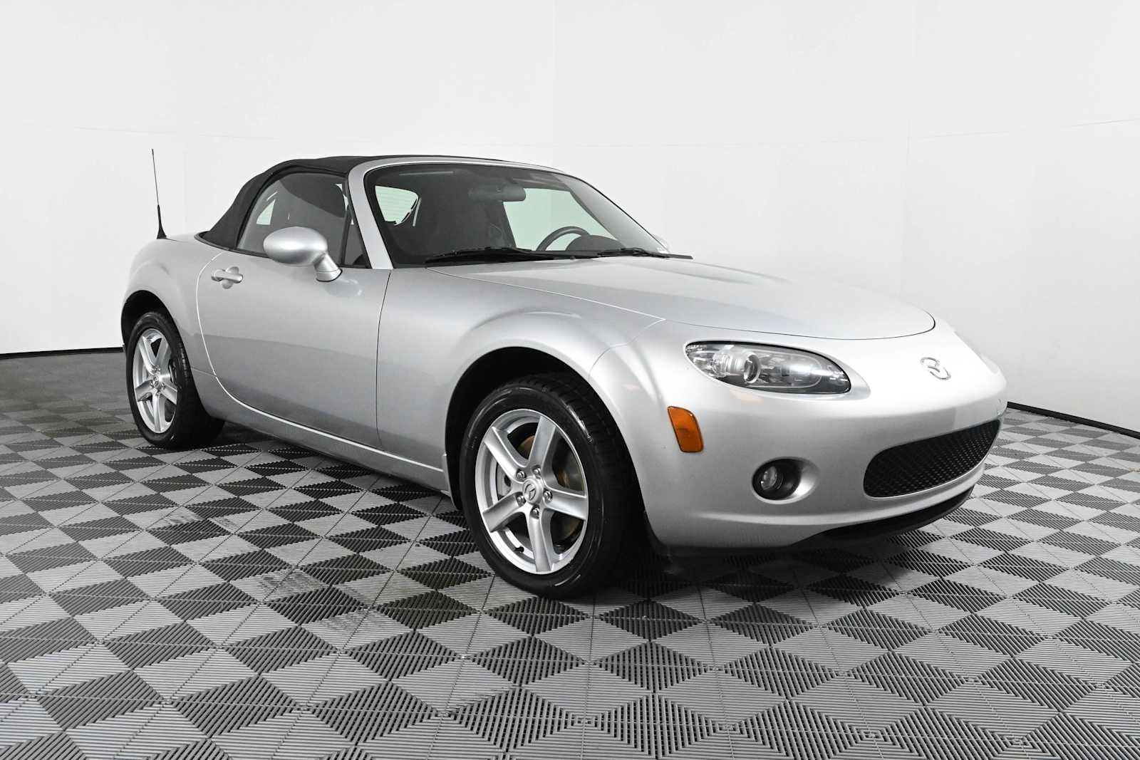 Used 2006 MAZDA MX-5 Miata Touring RWD image 1