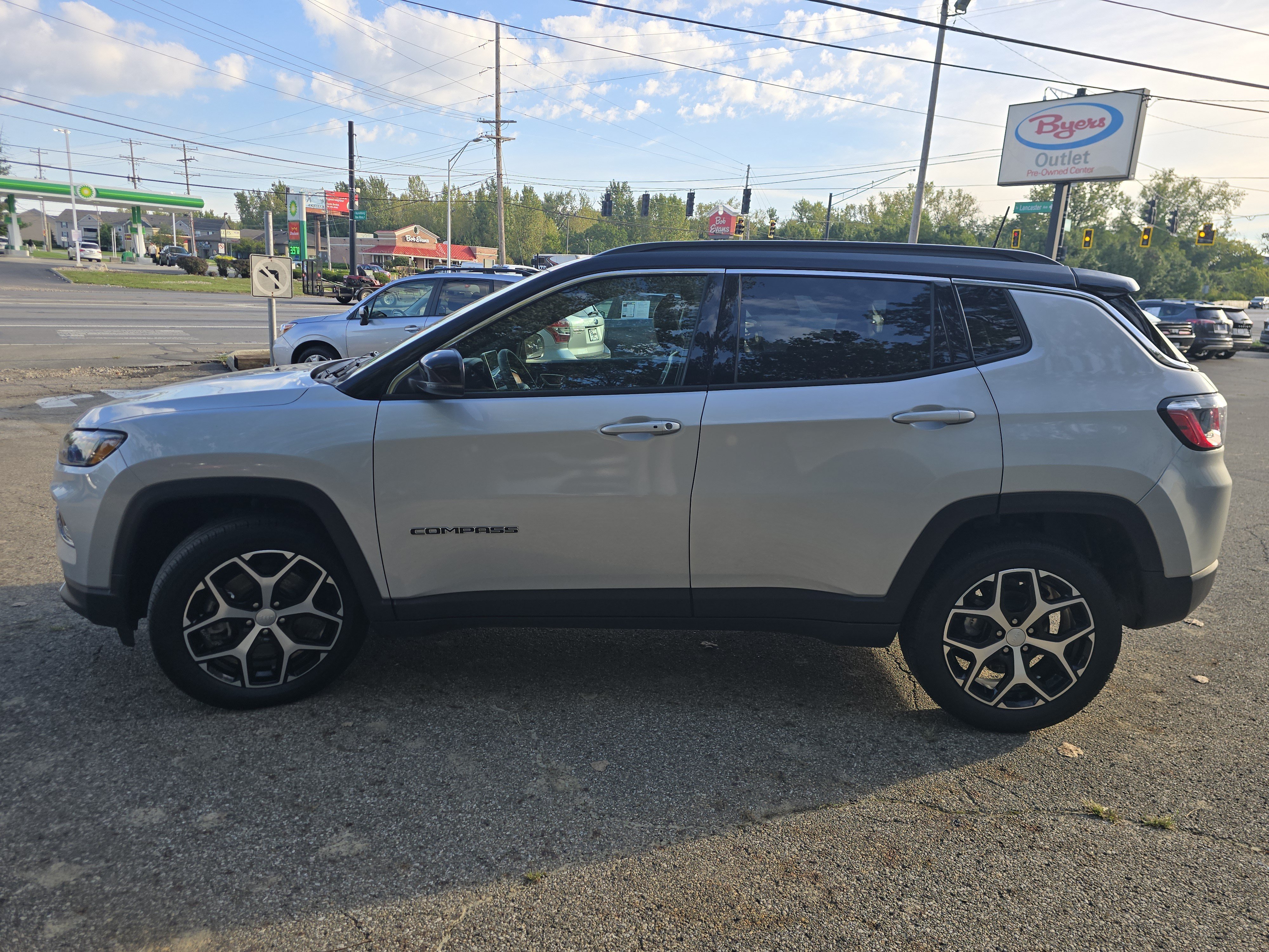 Used 2024 Jeep Compass Limited AWD/4WD image 4